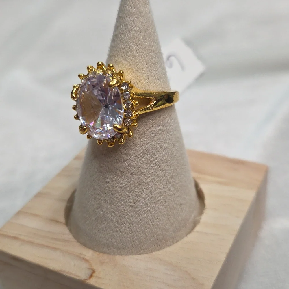 Clear Circular Stone Fashion Ring Gold Tone Band Elegant Rhinestone Crystal